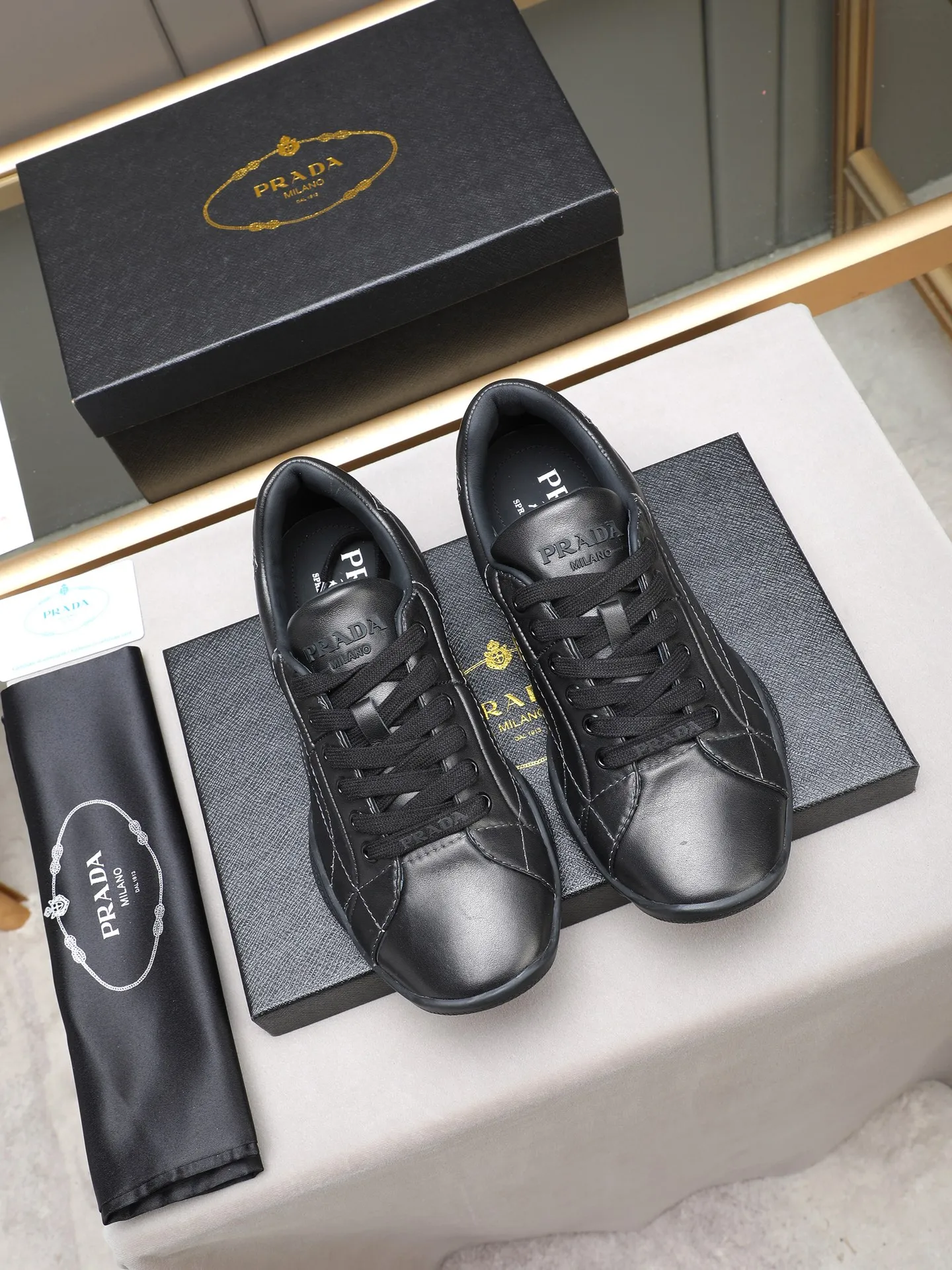 Men's Men's Shoes 💰700 Prada/Prada 1:1 men's casual shoes combine comfort with sophisticated and innovative design. The latest model features a sporty silhouette with visible topstitching that echoes the dynamic lines of the original. Inspired by driving shoes, this sneaker uses a soft and even cow upper, with a light and flexible rubber sole with a concave and convex pattern pattern, giving the sneaker a light appearance and smoothness. The upper is equipped with sports-style stitching, the tongue and laces are injection molded with Epoxy logo, sheep lining and cow foot pads, TPU ultra-light outsole, the upper foot is soft and comfortable, light and breathable! Code:38-39-40-41-42-43-44 (45 customized)